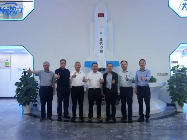 全國(guó)工程勘察設(shè)計(jì)大師郁銀泉、任慶英、周建龍等專(zhuān)家組團(tuán)考察兆弟綠色全裝配式技術(shù)新突破